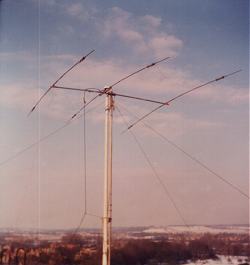 DX33 tribander mounted on the flagpole at the Engineering Department and
fixed in the direction of the USA